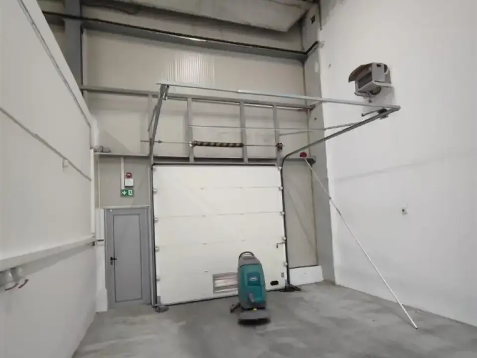 Inchiriaza hala in Afumati, Ilfov - 245mp, spatiu industrial, acces E85, dotari complete - imaginea 2