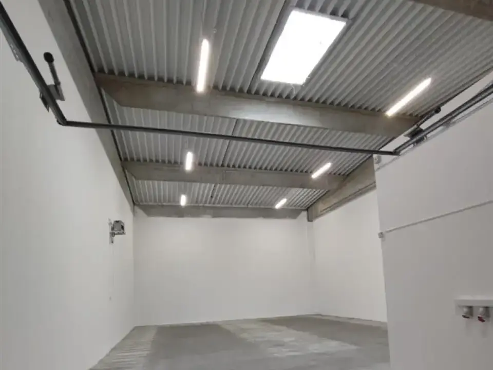 Inchiriaza hala in Afumati, Ilfov - 245mp, spatiu industrial, acces E85, dotari complete