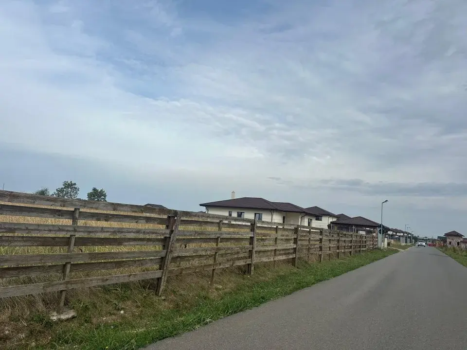 De Vânzare: Teren Extins în Balotești, Ilfov - 10300 mp, Acces Multiplu și Utilități - imaginea 3